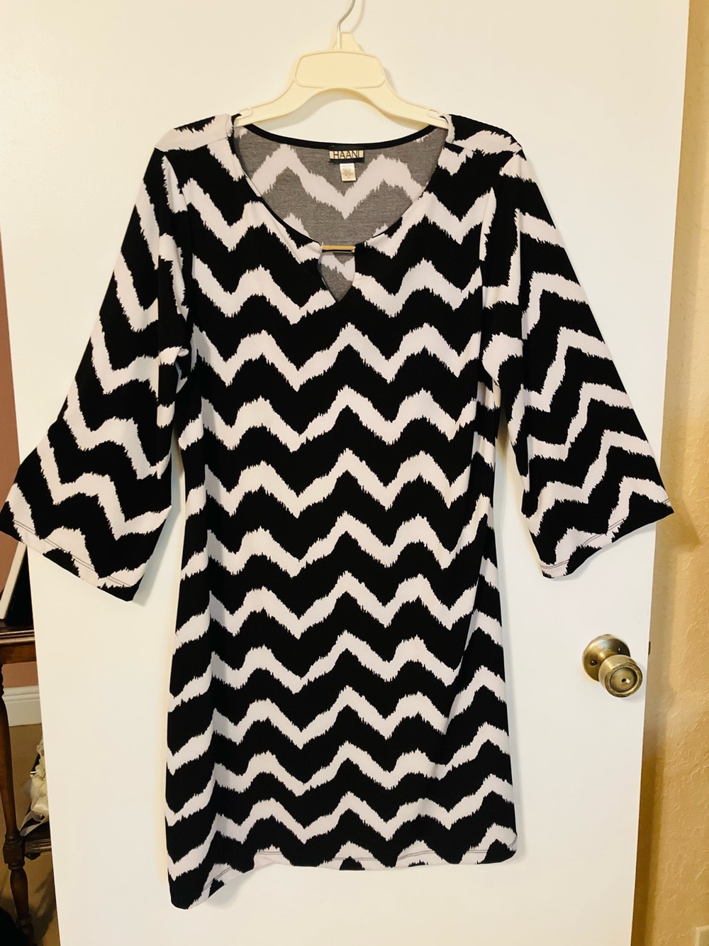 HAANI Black White Chevron Knit Stretch Shift Dress V-Neck Keyhole XL Knee